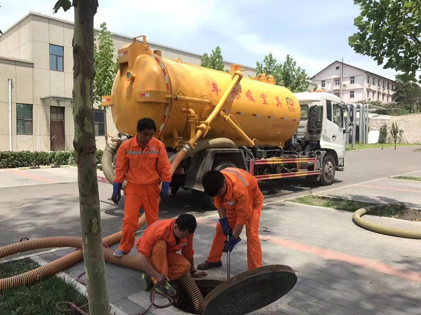 水城管道疏通车停在窨井附近