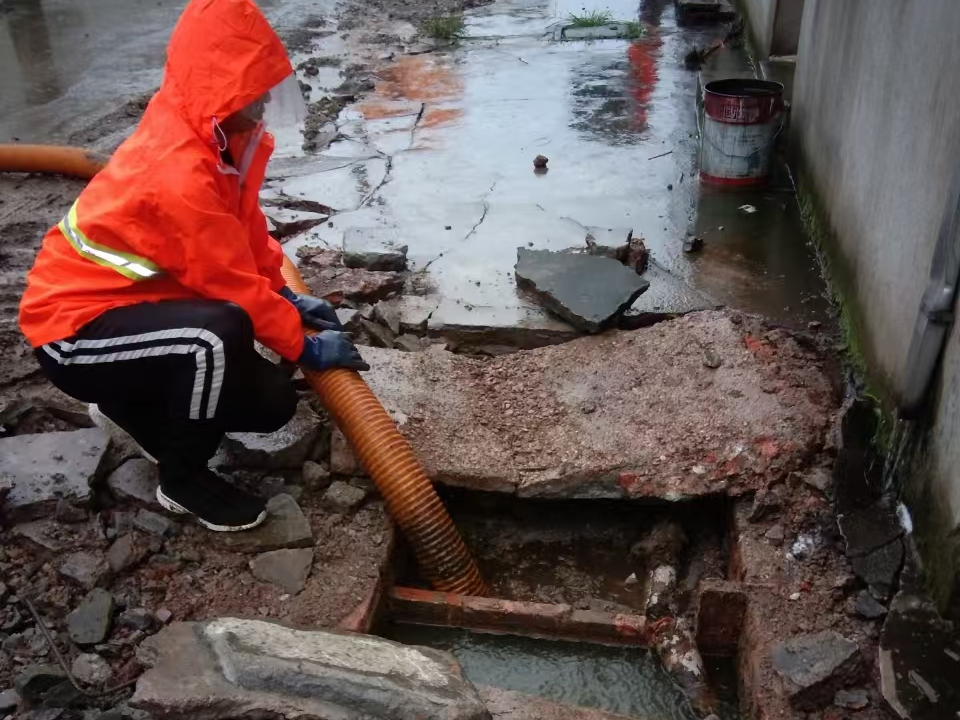 水城专业清理污水池 炜誉市政以规范流程守护城市 “肠道”