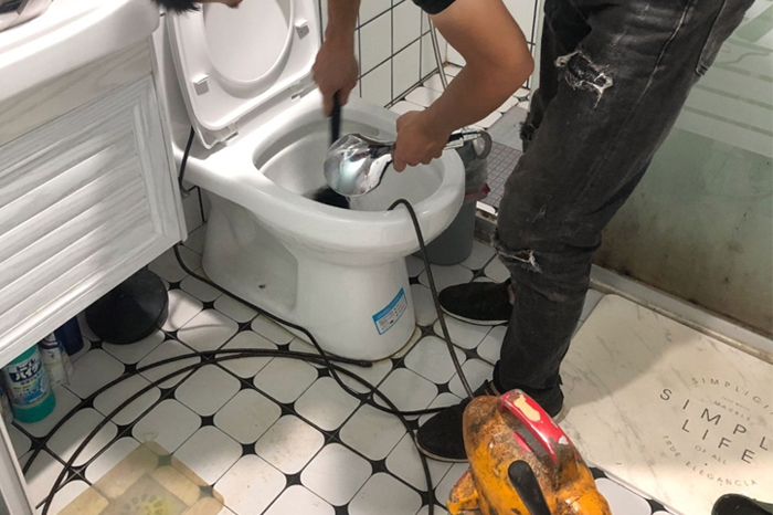 水城马桶堵塞自己疏通还是找师傅?专业上门服务让你省时更省心